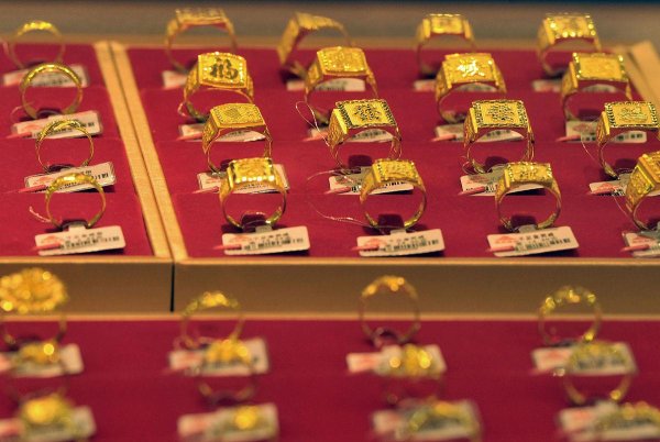 正规配资平台 买黄金选足金还是999？深度解析助你理性消费